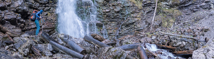 Mann vor einem Wasserfall