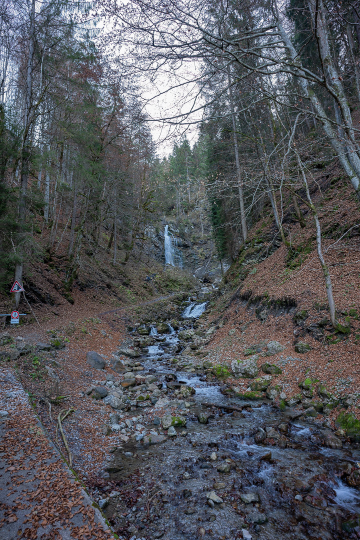 steiniger Bach mit Wasserfall